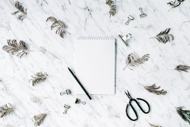 Caderno de desenho em branco na mesa de mármore do escritório