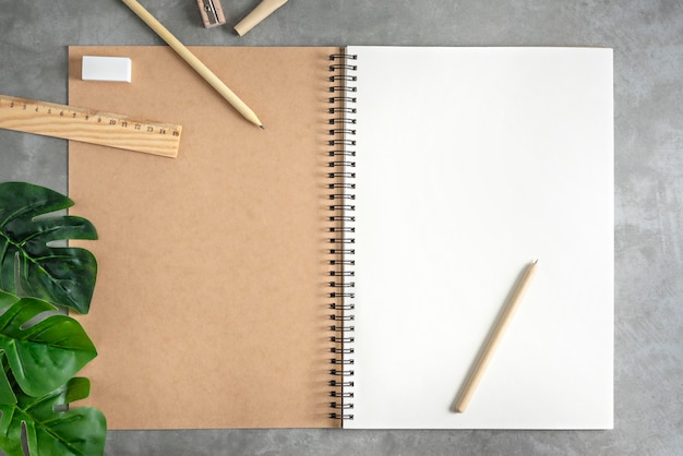 Caderno de esboços em branco e folhas verdes