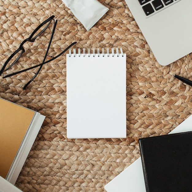 Caderno de folha em branco com espaço de cópia vazio, laptop, óculos