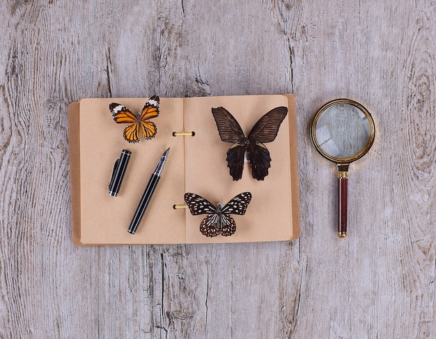 caderno de viajante na mesa de madeira