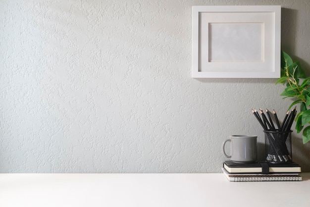 Caderno de xícara de café de moldura em branco e planta de casa Mesa de escritório em casa Copie o espaço para o seu texto