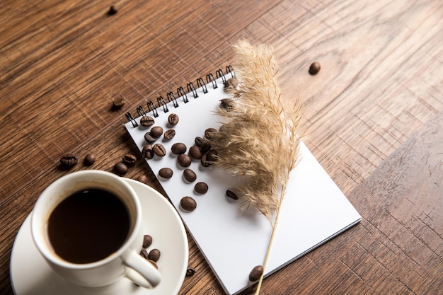 Caderno de xícara de café e grãos de café