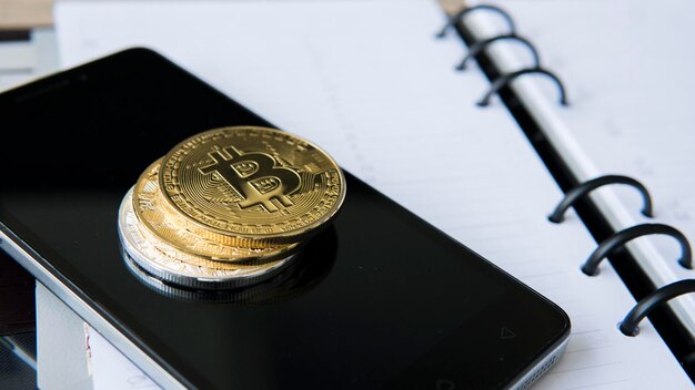 Caderno do minerador Bitcoin Bitcoin em um smartphone em um notebook aberto Moeda digital