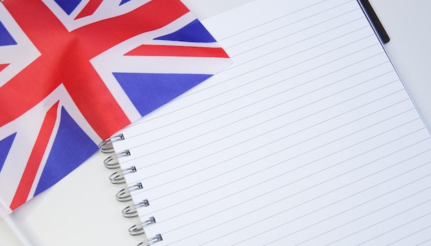 Foto caderno e bandeira britânica encerram o ensino da língua inglesa