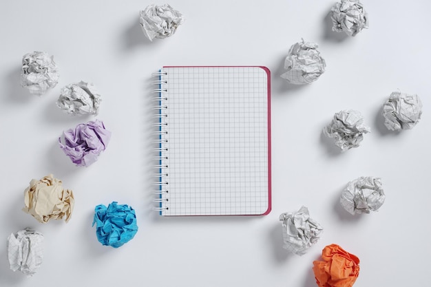 Caderno e bolas de papel