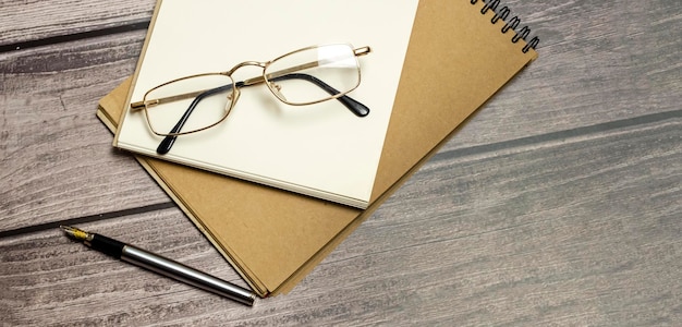 Caderno e caneta na mesa de madeira Conceito de negócios