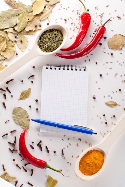 Caderno e caneta para escrever receitas