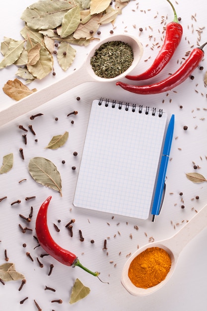 Caderno e caneta para escrever receitas