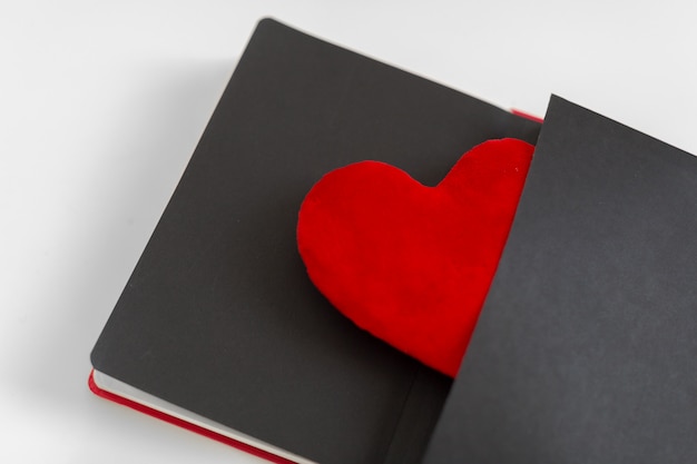 Caderno e coração vermelho