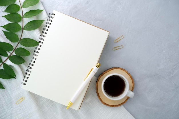 Caderno e folha em fundo de textura de pedra Espaço de mesa de trabalho