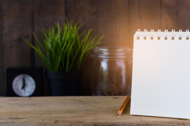 Caderno e lápis amarelo no fundo da mesa de madeira ainda vida