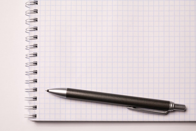 Caderno e lápis quadrados. O conceito está de volta à escola ou ao escritório. Copie o espaço.