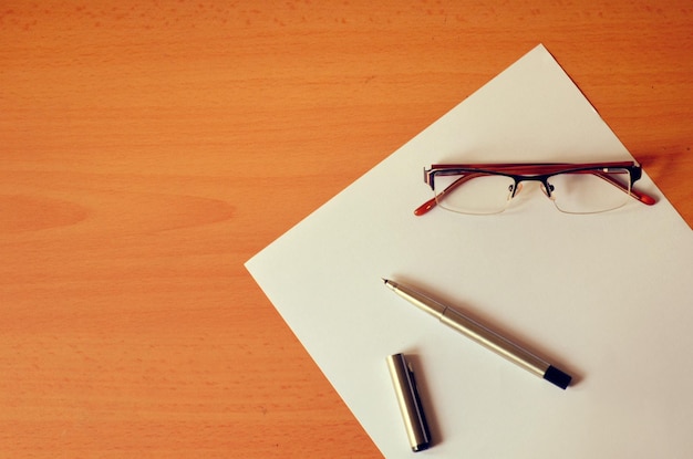 caderno e na mesa