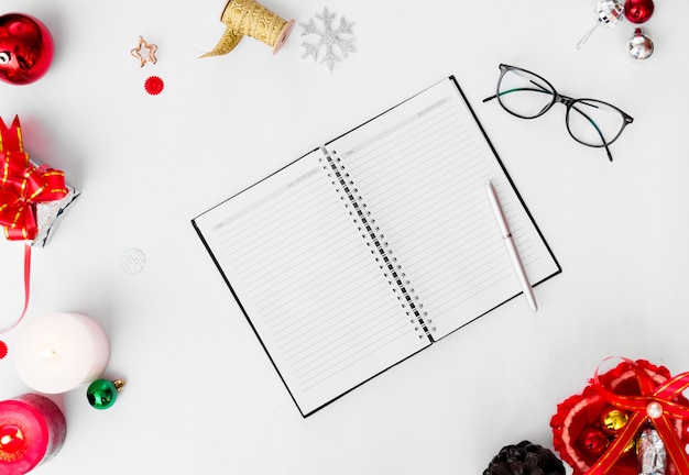 caderno em branco aberto de Natal