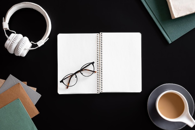 Caderno em branco aberto em plano de fundo preto