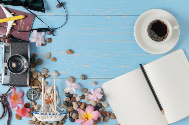 Caderno em branco com café e acessórios