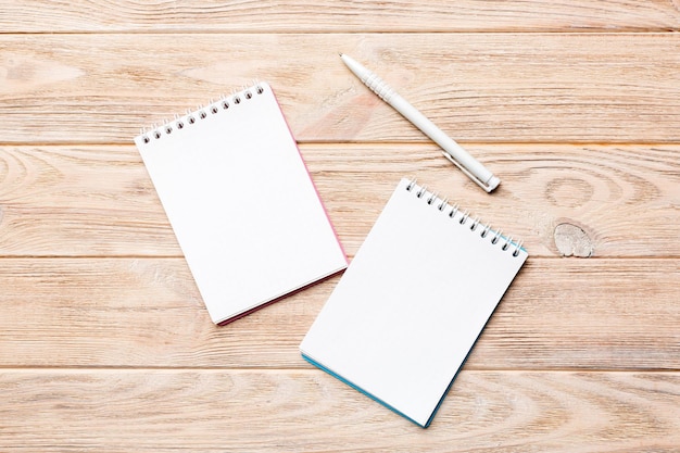 Caderno em branco com caneta no fundo branco de volta ao conceito de escola e educação