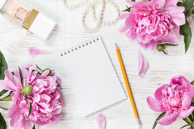 Caderno em branco com flores de peônias