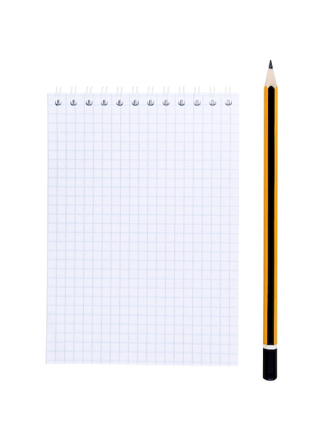 Caderno em branco com lápis e adesivos isolados na superfície branca