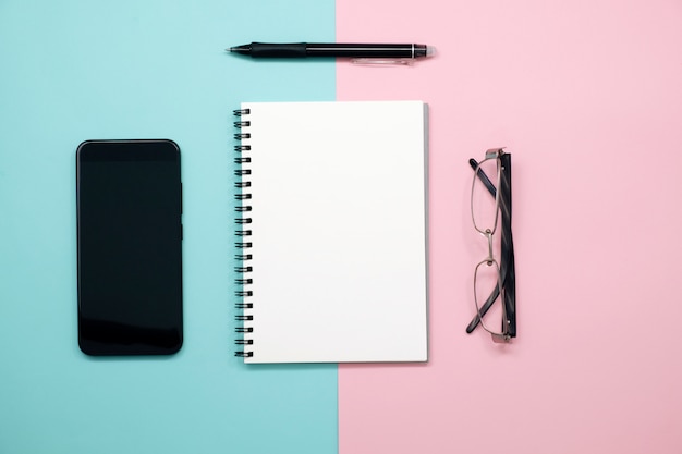 Caderno em branco com telefone, telefone inteligente, caneta no fundo do plano desig.