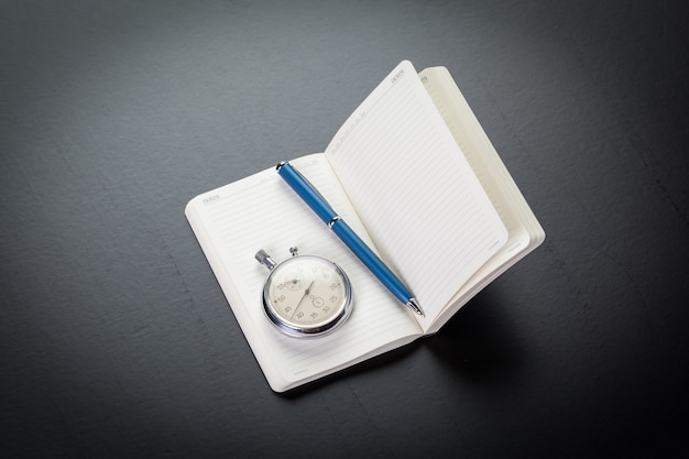 Caderno em branco e caneta na mesa