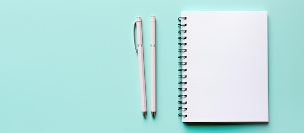 caderno em branco e caneta sobre um fundo azul vibrante com espaço para texto