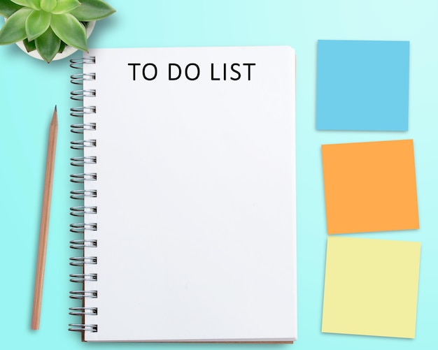 Caderno em branco e despertador vermelho no espaço de trabalho Mesa de escritório para conceito de negócios