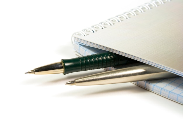 Caderno em branco e duas canetas closeup
