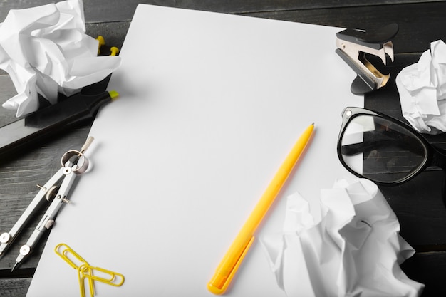 Caderno em branco e lápis com óculos na mesa de madeira