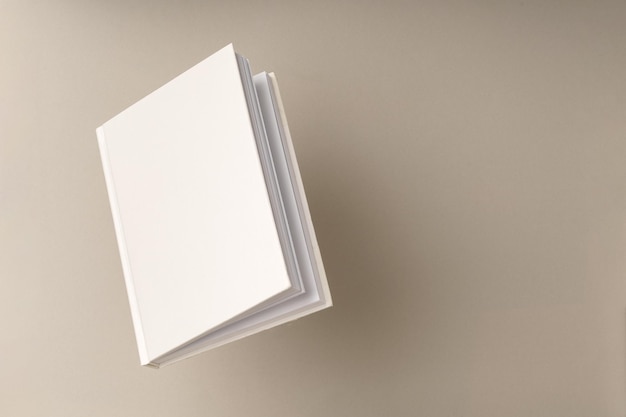 Caderno em branco em fundo bege, foto de estúdio