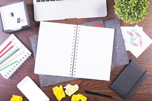 Caderno em branco na área de trabalho