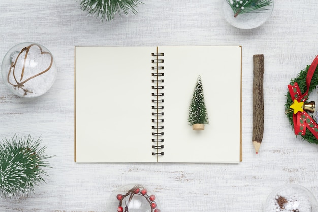 Caderno em branco na madeira com enfeites de Natal
