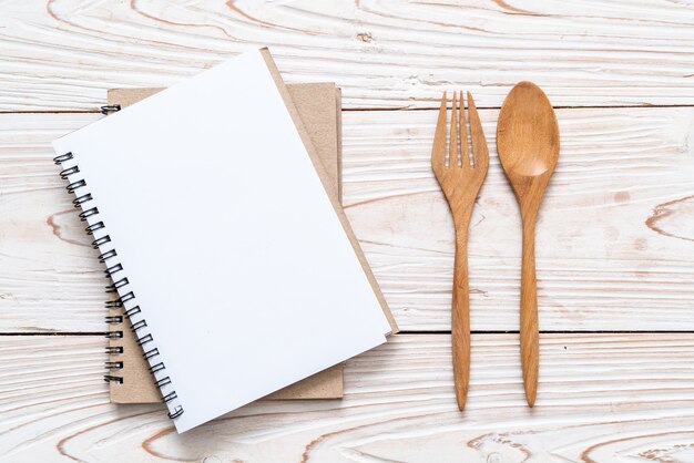 caderno em branco para nota de texto na superfície de madeira com cópia sapce