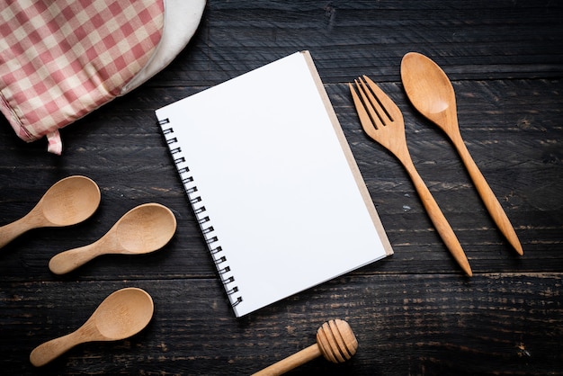 caderno em branco para nota de texto na superfície de madeira com cópia sapce