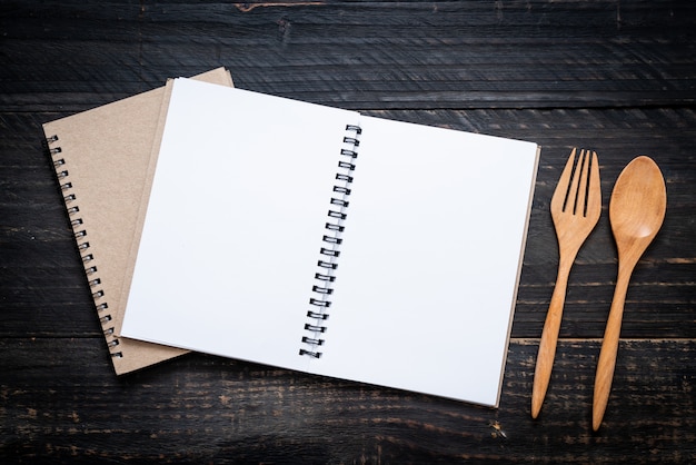 caderno em branco para nota de texto na superfície de madeira