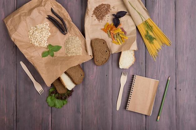 Caderno em branco para sacos ecológicos de receita com produtos ricos em cereais complexos de carboedratos, massas de pão e hortaliças