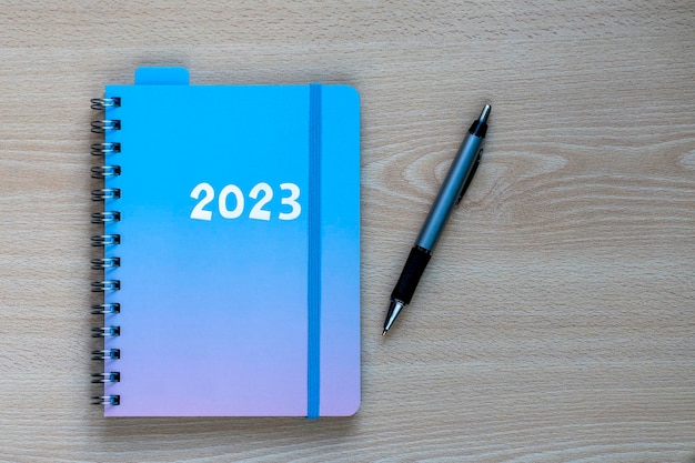 Caderno em uma mesa 2023