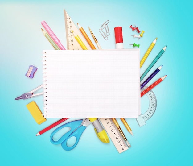 Caderno escolar e vários artigos de papelaria. De volta a