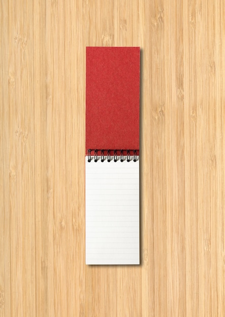 Foto caderno espiral aberto em branco isolado em fundo de madeira
