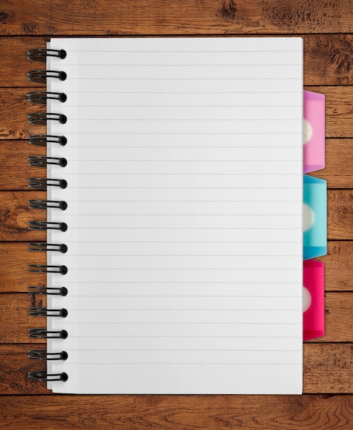 Caderno espiral de papel em branco isolado em branco