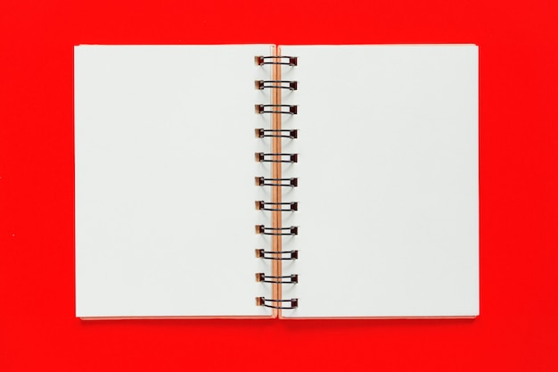 Foto caderno espiral limpo para anotações e mensagens. configuração mínima de negócios