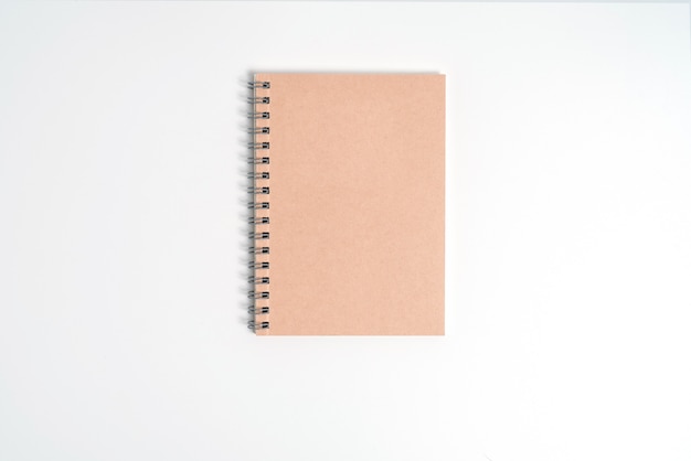 Caderno espiral realista em branco isolado no fundo branco