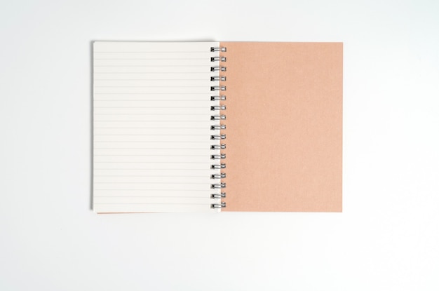 Caderno espiral realista em branco isolado no fundo branco