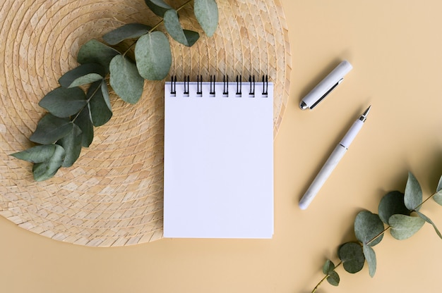 Caderno espiral simulado para letras com caneta. Plano plano com espaço de cópia