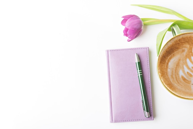 Caderno fechado com caneta e café flat lay