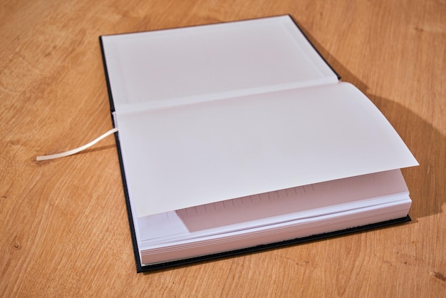 Caderno novo com páginas brancas e capa preta