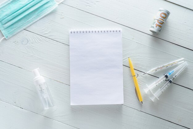 Caderno para anotações, medicamentos, seringas.