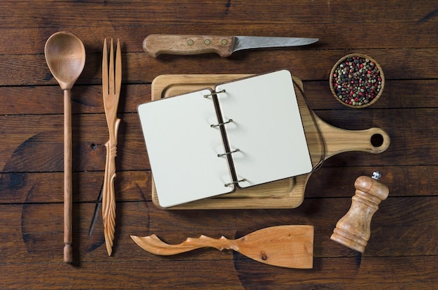 Caderno para receitas e utensílios de cozinha