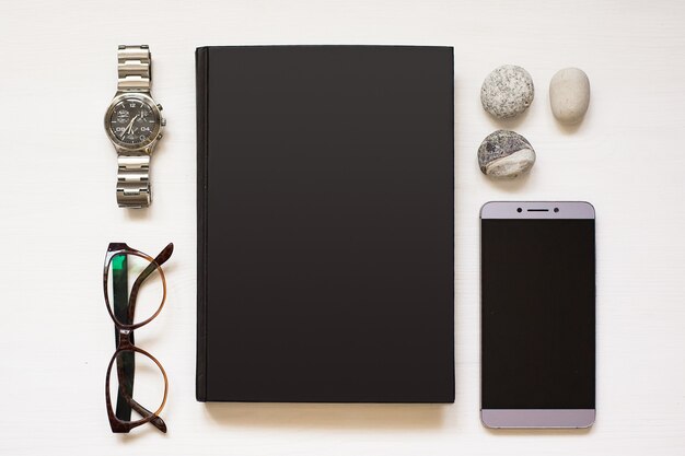 Caderno preto em branco, isolado no fundo branco texturizado madeira com homem de negócios estrito