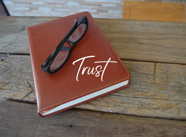 Caderno sobre a mesa escrito com o texto TRUST